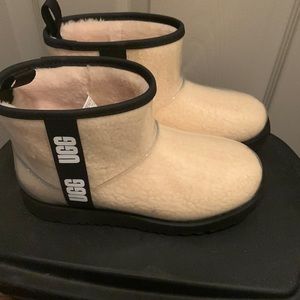 Ugg kids classic clear mini II size 6 kids womens 7.5